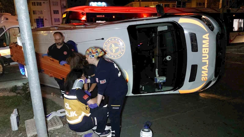 Samsun’da tramvay ile ambulans çarpıştı: 4 sağlık çalışanı yaralandı
