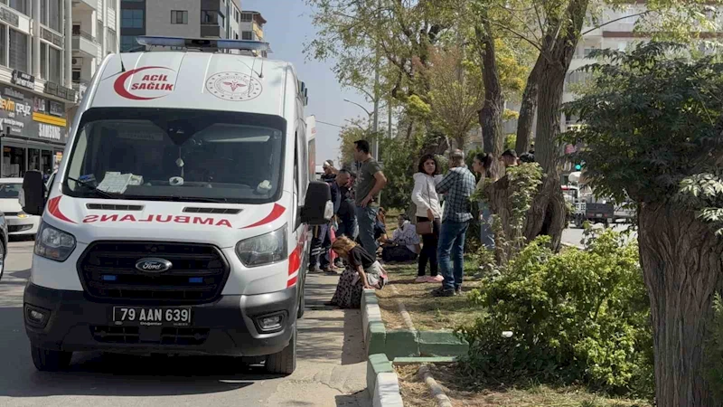 Kilis’te motosiklet yayalara çarptı: 3 yaralı
