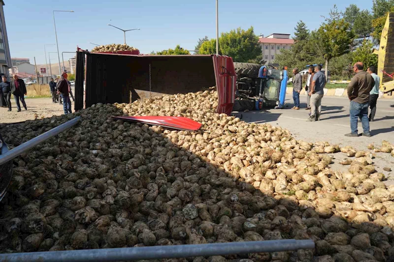 Muş’ta şeker pancarı yüklü traktör devrildi
