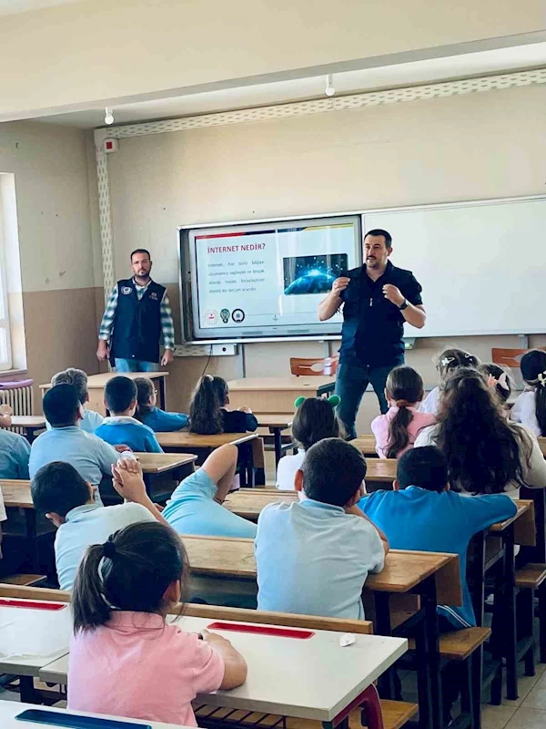 Polis ekiplerinden öğrencilere siber eğitimi
