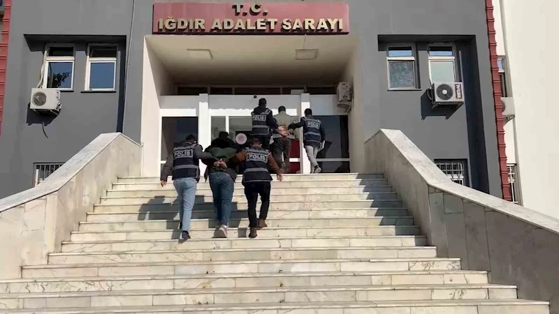 Iğdır’da saygı duruşuna uymayan ve İstiklal Marşı’nda ayağa kalkmayan iki kişi gözaltına alındı
