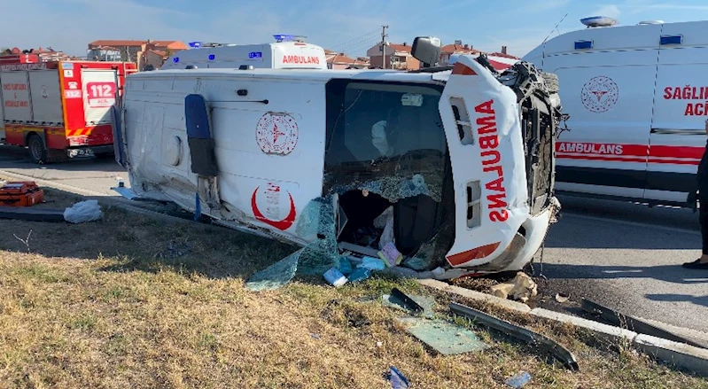 Ambulans kaza yaptı: 7 yaralı
