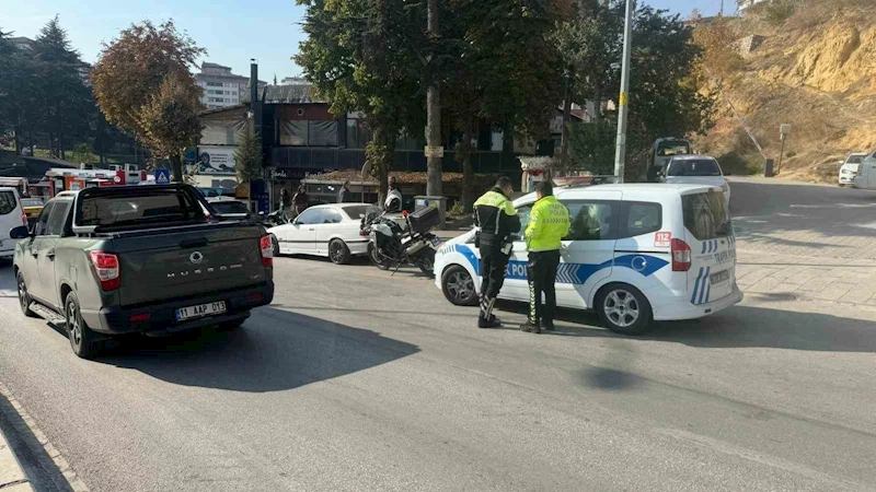 Bilecik’te seyir halinde kontrolden çıkan motosiklet devrilirken, sürücüsü yaralandı
