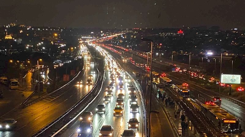 İstanbul’da yağışla birlikte trafik yoğunluğu yüzde 90’a yaklaştı
