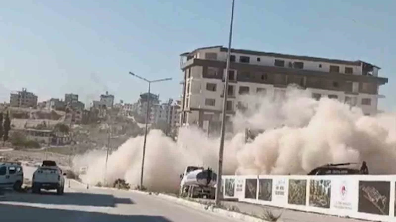 Hatay’da ağır hasarlı 9 katlı binalar iş makinesinin dokunuşuyla yerle bir oldu
