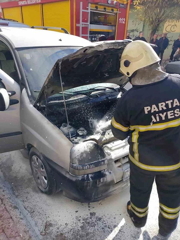 Isparta’da seyir halindeki araç aniden alev aldı
