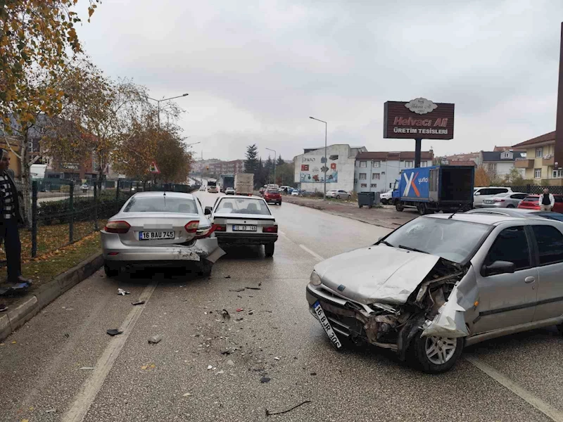 Zincirleme kazada 1’i bebek 3 kişi yaralandı
