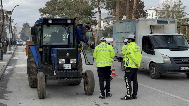 Tatvan’da kış lastiği denetimi yapıldı
