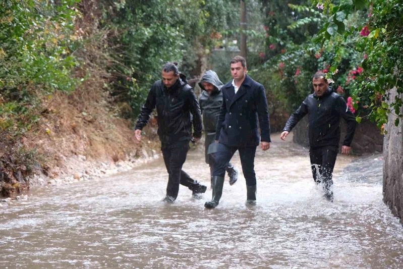 Belediye ekiplerinden yağmur mesaisi
