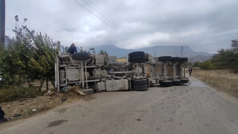 Bilecik’te virajı alamayan kamyon devrilirken, sürücüsü yaralandı
