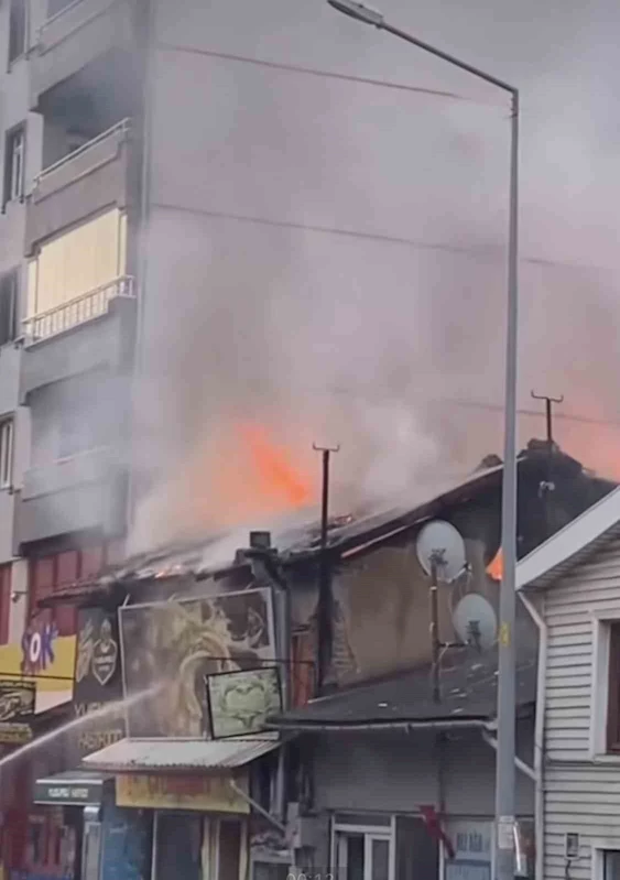 Bursa’da tek katlı dükkan alev alev yandı
