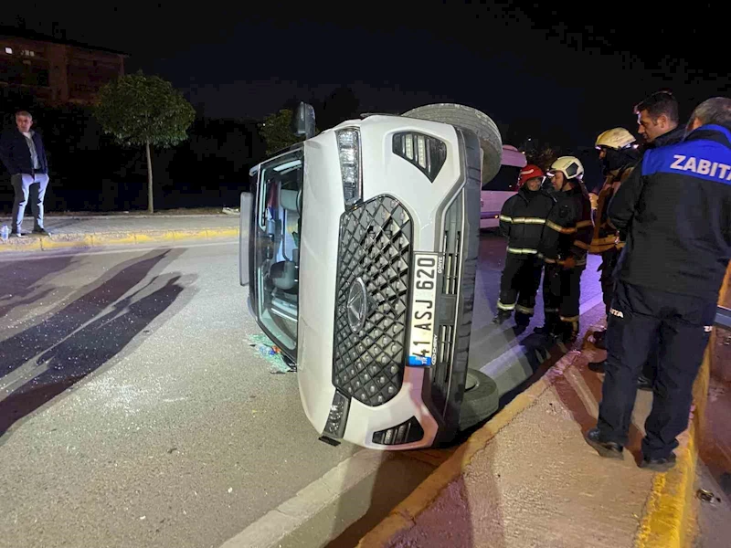 Kocaeli’de alkollü sürücünün kullandığı cip elektrik direğine çarpıp yan yattı: 2 yaralı
