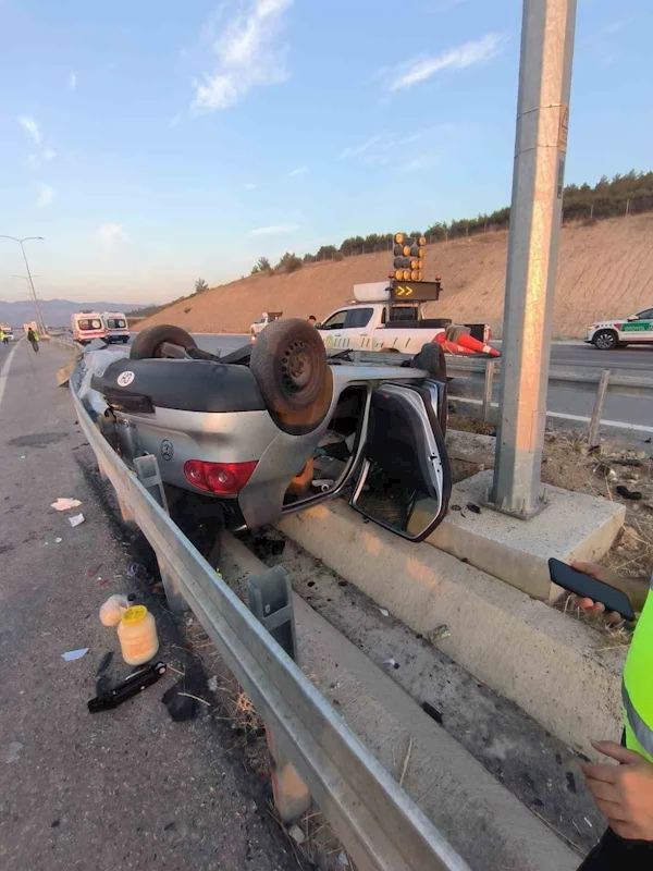 Aydın-Denizli otoyolunda otomobil takla atıp ters döndü: 3 yaralı
