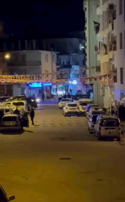 İzmir’de gözaltı işlemi yapmak istedikleri şahıslar tarafından silahlı saldırıya uğrayan 3 polis yaralandı. Polislerden 2’sinin durumunun ağır olduğu öğrenildi.
