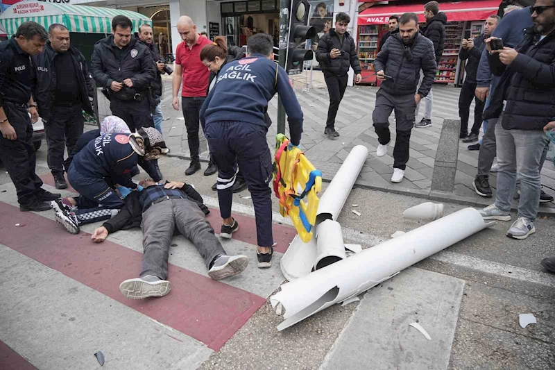 Lodosta çatıdan kopan boru adamın kafasına düştü
