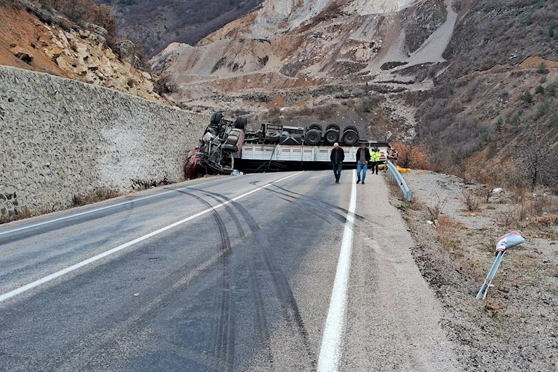 Gümüşhane’de boru yüklü tır duvara çarptı: 1 ağır yaralı
