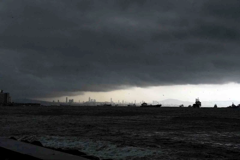 İstanbul’a kara bulutlar ile yağmurun gelişi görüntülendi
