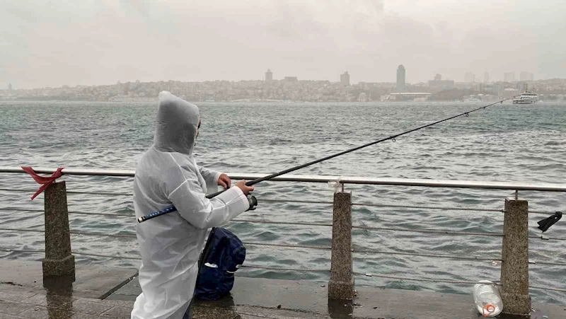 Üsküdar’da balıkçılar lodosa rağmen oltalarını bırakmadı
