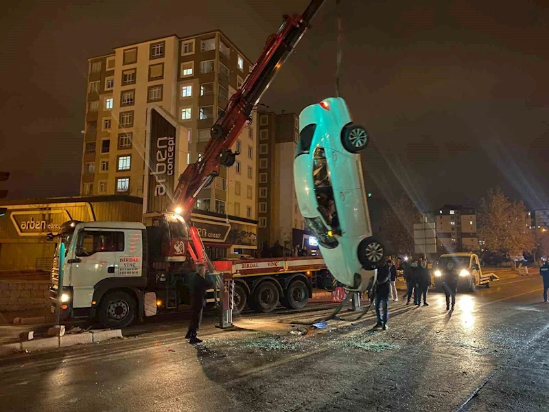 Takla atan otomobilinin kapıları zarar görmesin diye vinç getirtti
