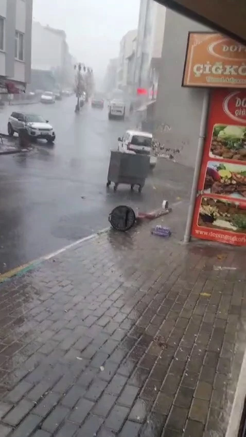 Fırtına ve yağmur, çöp konteynerini alıp götürdü: Tebessüm ettiren anlar
