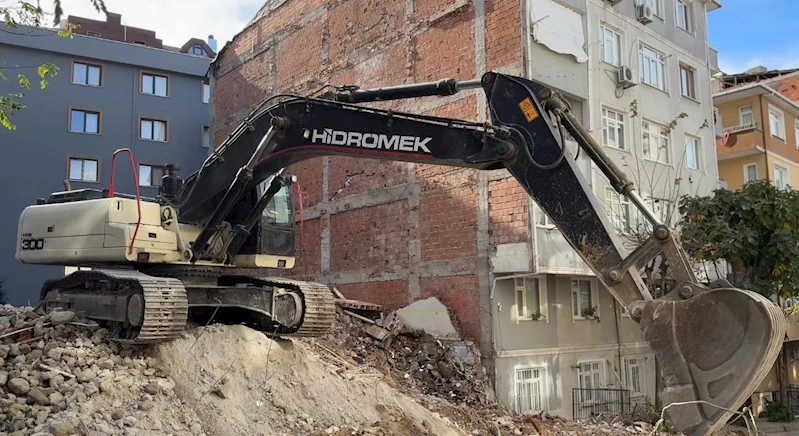 Bahçelievler’deki kentsel dönüşüm için yıkılan bina, yan binanın duvarına zarar verdi
