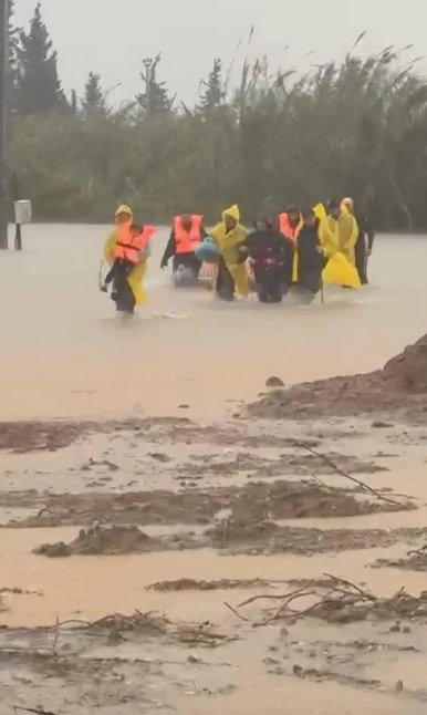 Antalya’da sal ve dolu seraları vurdu
