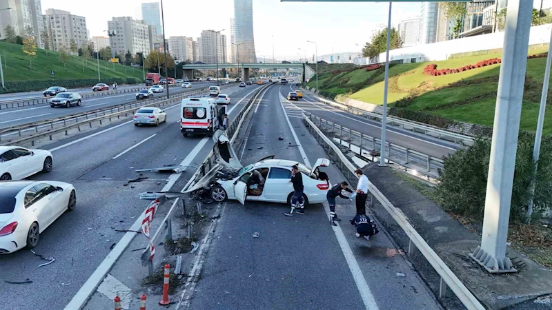 Ataşehir’de kontrolden çıkan otomobil refüje çarptı: 1 yaralı
