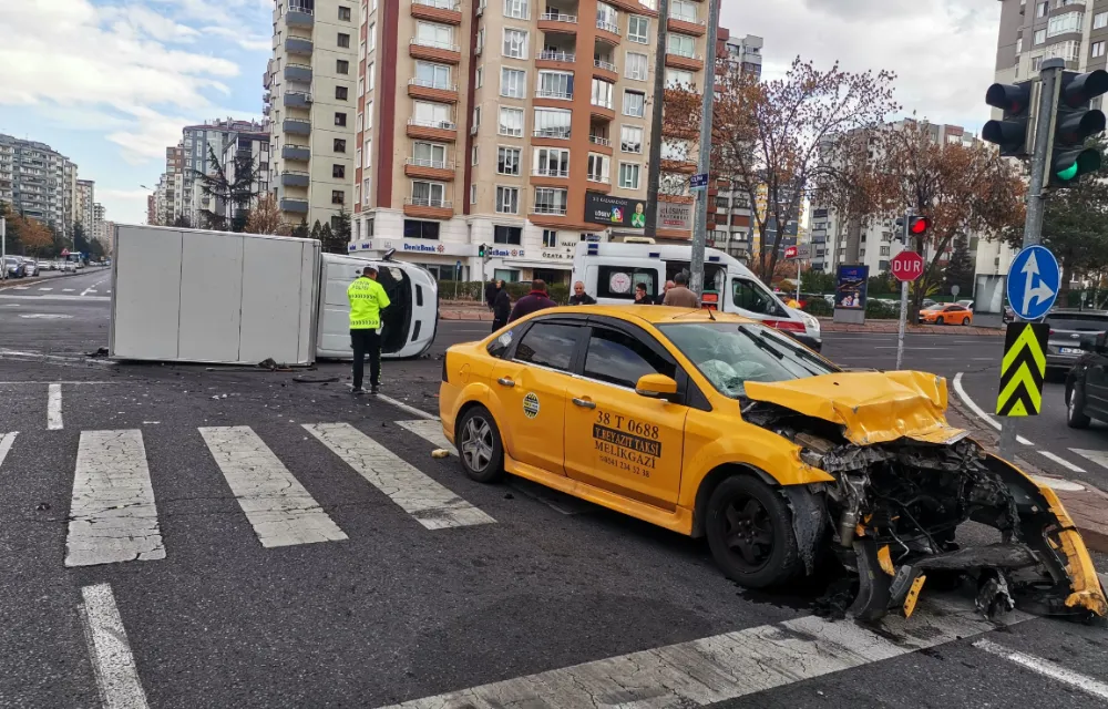 Ticari taksi ile çarpışan kamyonet devrildi: 6 yaralı