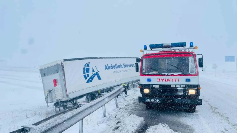 Sivas’ta kar ve kuvvetli fırtına kazayı da beraberinde getirdi: 1 yaralı
