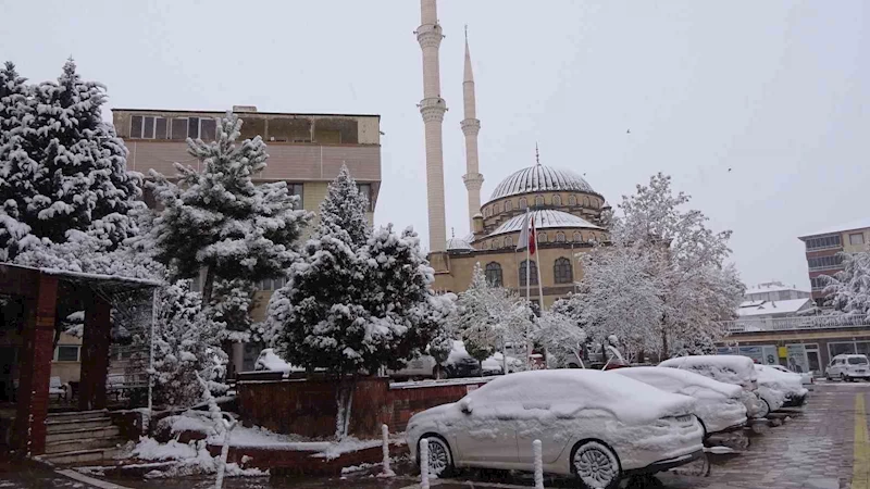 Yozgat’ta yılın ilk kar yağışı kenti beyaza bürüdü
