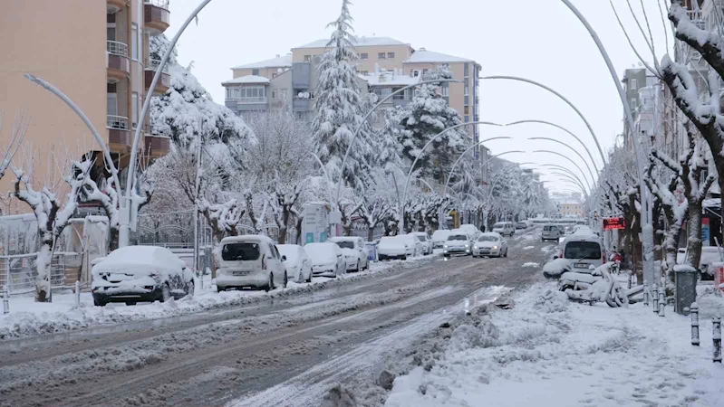 Karaman, mevsimin ilk karıyla beyaza büründü
