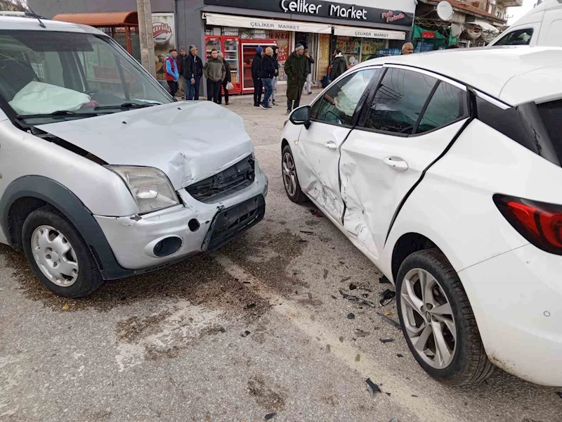 Isparta’da hafif ticari araç ile otomobil çarpıştı: 5 yaralı
