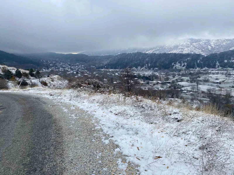 İzmir’e mevsimin ilk karı düştü
