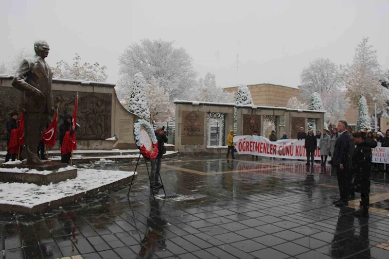 Kayseri öğretmenlerinden 24 Kasım töreni