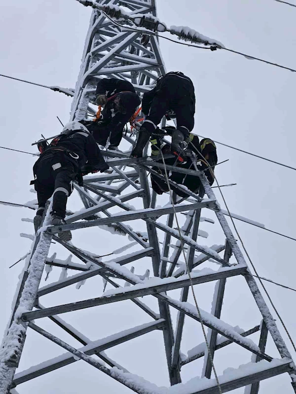 Arıza gidermek için çıktığı elektrik direğinde akıma kapıldı
