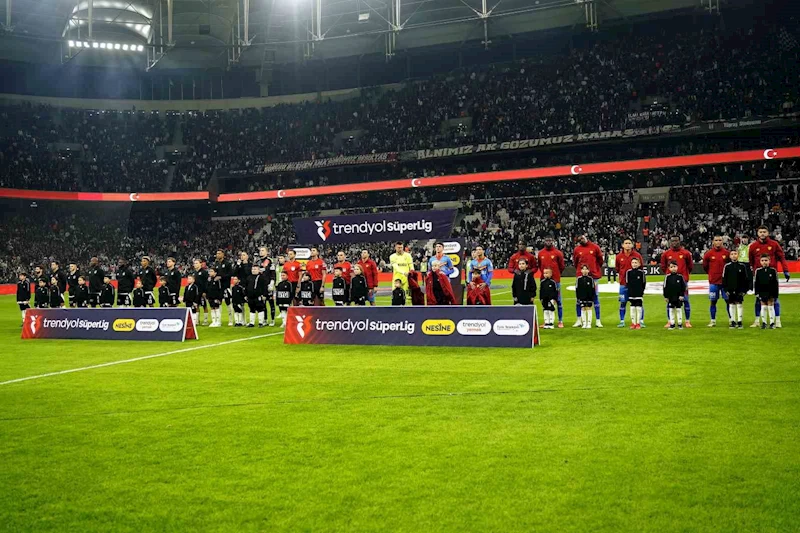 Trendyol Süper Lig: Beşiktaş: 2 - Göztepe: 1 (Maç devam ediyor)
