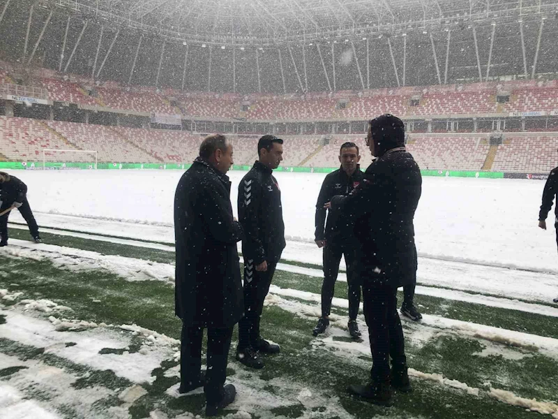 Sivasspor - Kasımpaşa maçının hakemi Burak Pakkan stadyum zeminini inceledi
