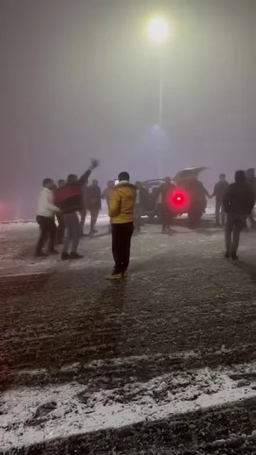 Elazığ’da kar yağışı ‘halayla’ kutlandı
