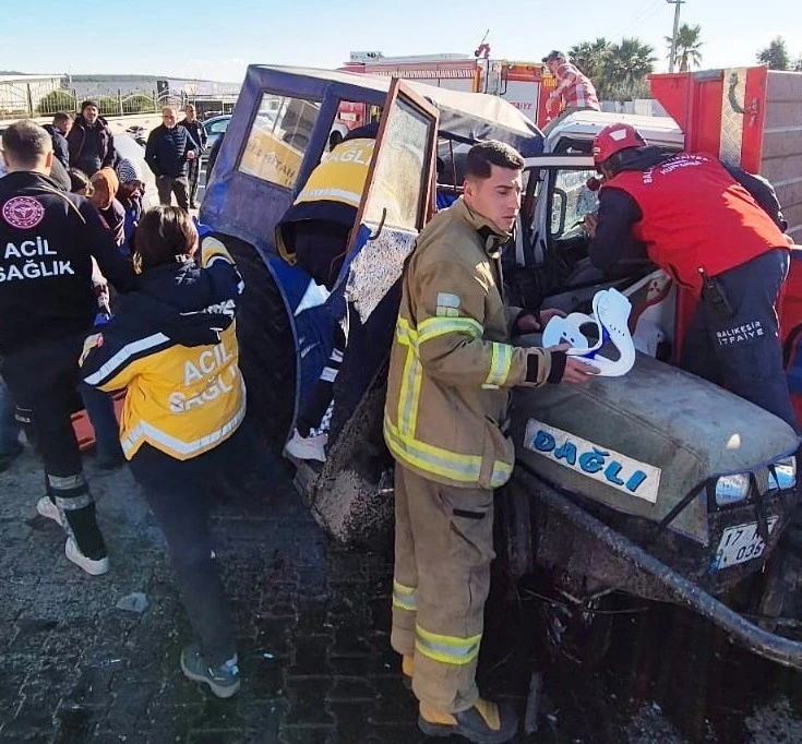 Kamyonet ile işçilerin bulunduğu traktör kafa kafaya çarpıştı: 4 yaralı
