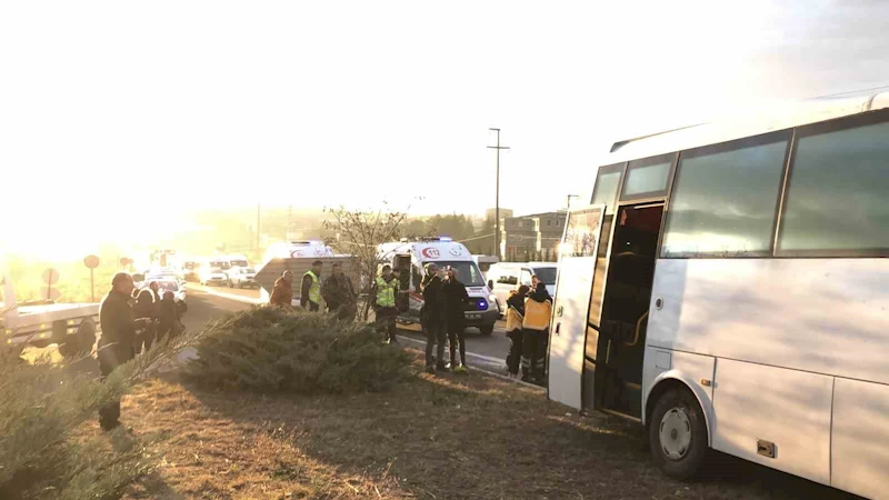 Tekirdağ’da karşı şeride geçen otomobil servisle çarpıştı: 1 ölü, 10 yaralı
