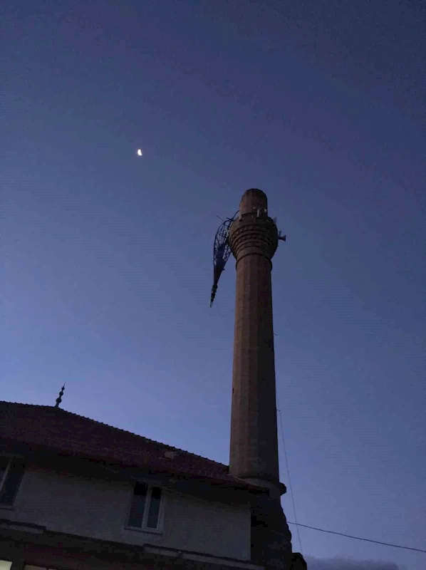 Isparta’da şiddetli rüzgâr cami minaresinin külahını yerinden kopardı
