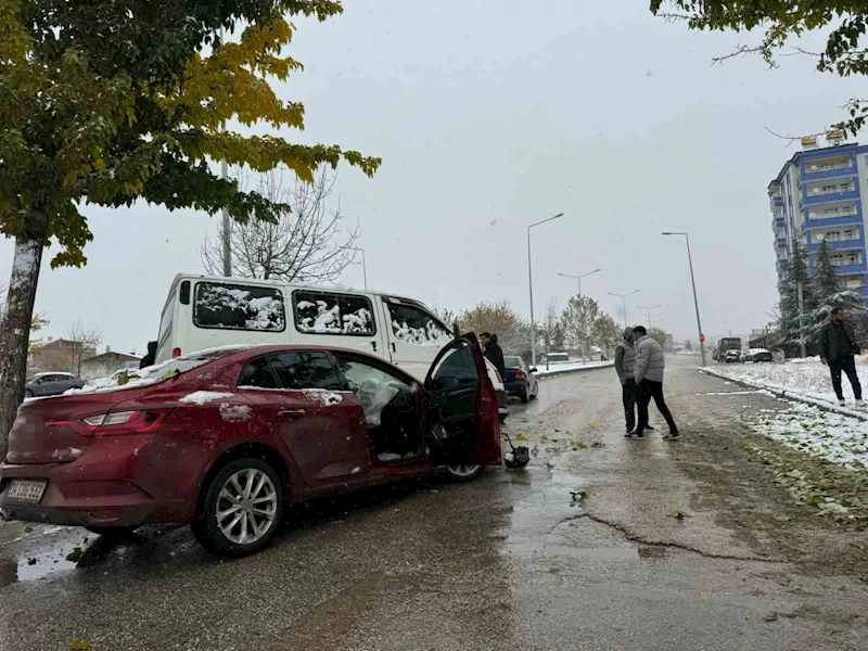 Elazığ’da transit ile otomobil çarpıştı: 3 yaralı
