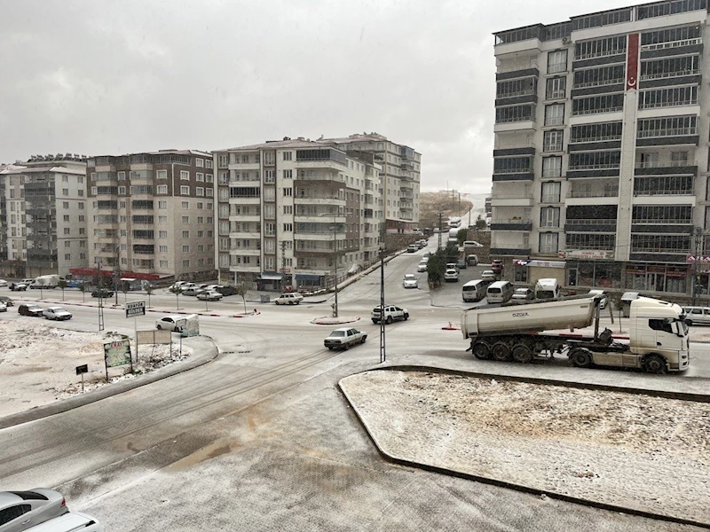 Besni’de dolu ve kar yağışı etkili oldu
