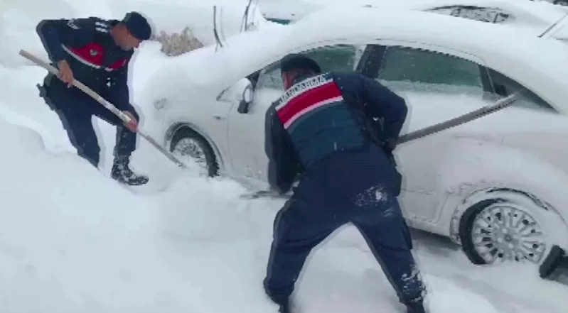 Karda mahsur kalanların imdadına Jandarma yetişti
