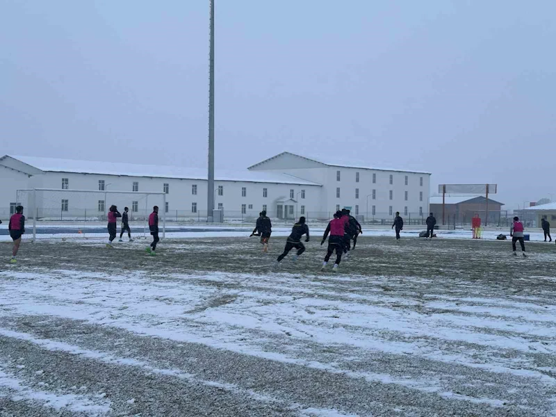 Muş Spor kar altında antrenman yaptı
