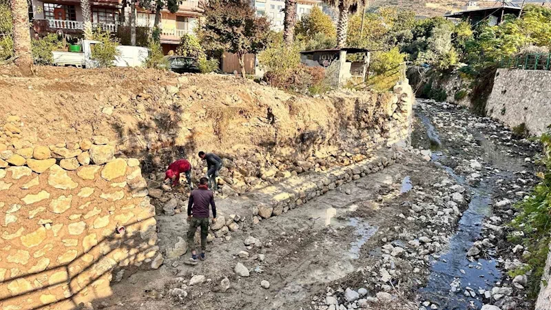 Hatay’da dere ıslah çalışmaları sürüyor
