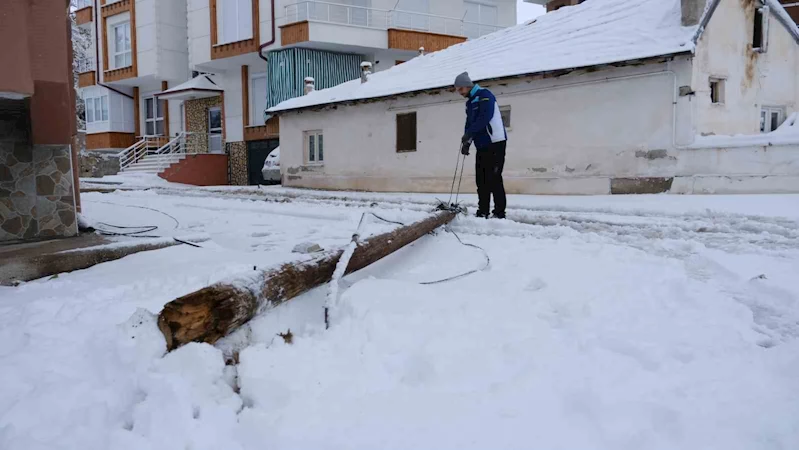 Karda kayan otomobil 2 telefon direğini devirdi
