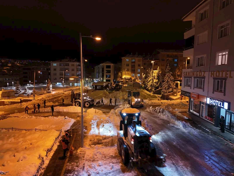 Akdağmadeni’nde yoğun kar mesaisi devam ediyor
