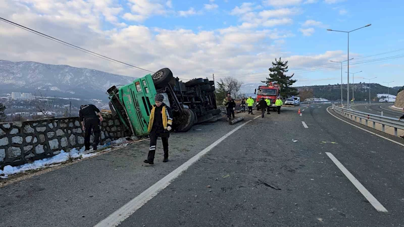 Tomruk yüklü kamyon devrildi: 2 ölü
