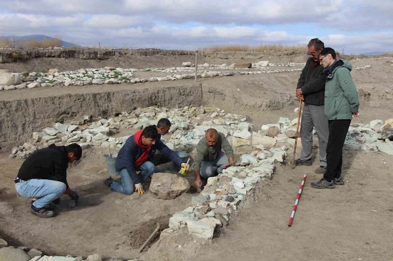 Oluz Höyük’te kutsal oda ve taş ortaya çıkarıldı: 